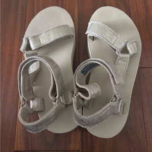 | Teva | platform sandals. Size 6.